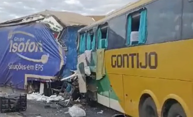  Batida frontal entre carreta e ônibus na BR-116 próximo a Frei Inocêncio deixa mortos e feridos