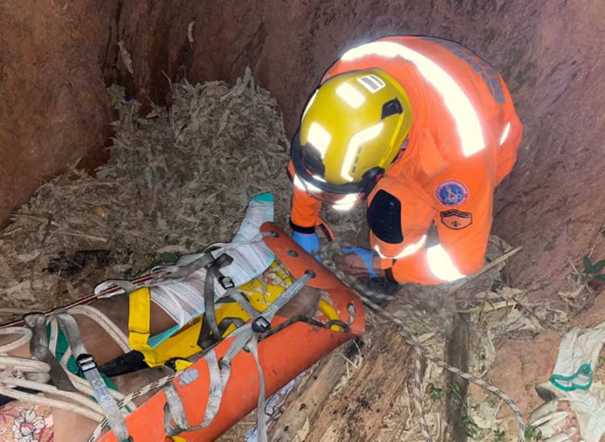 Mulher tem surto psicótico e cai em cratera de seis metros em Teófilo Otoni