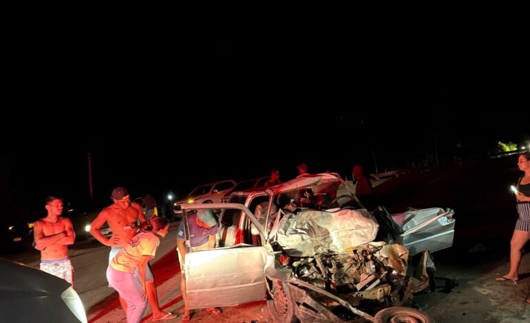 Colisão entre caminhão e Fiat Uno deixa um morto na BR-116 em Padre Paraiso
